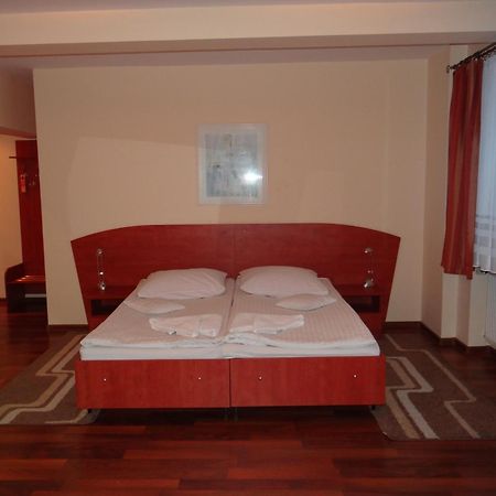 קטוביץ Hotel Restauracja Kinga מראה חיצוני תמונה