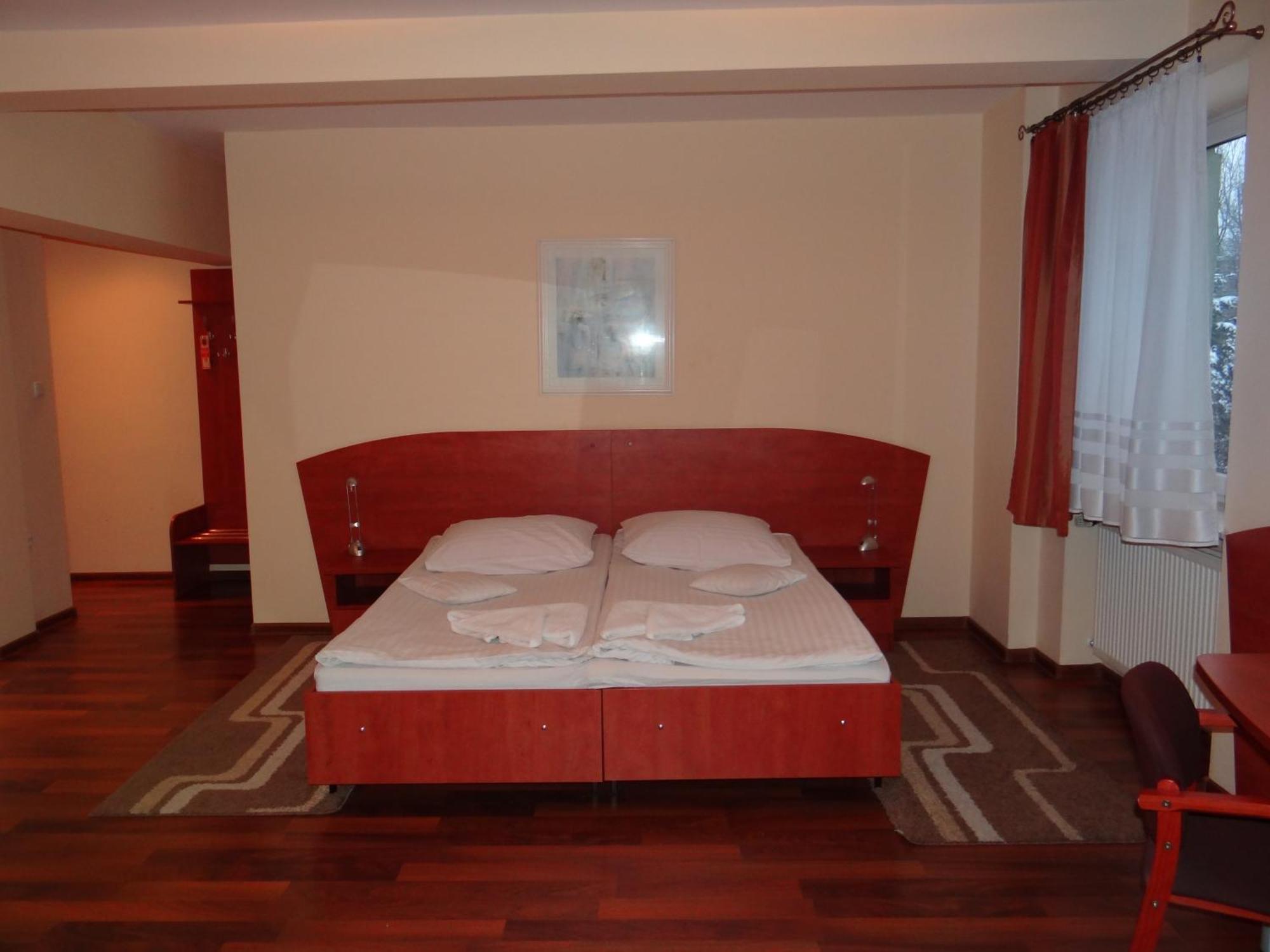 קטוביץ Hotel Restauracja Kinga מראה חיצוני תמונה
