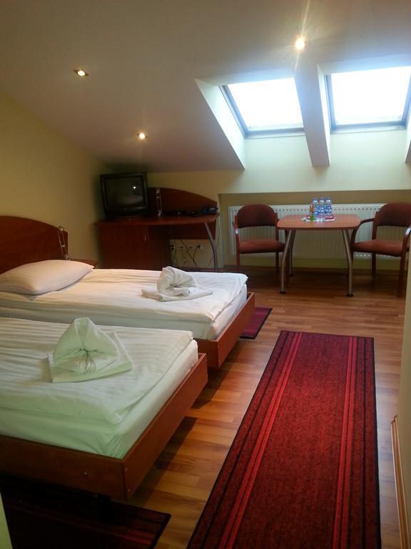קטוביץ Hotel Restauracja Kinga מראה חיצוני תמונה