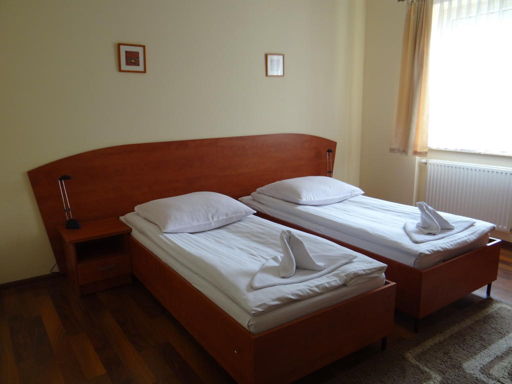 קטוביץ Hotel Restauracja Kinga מראה חיצוני תמונה